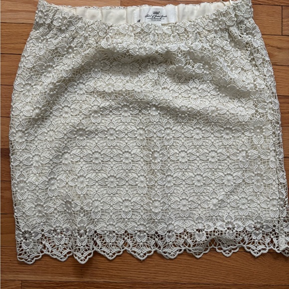 Elegant Cream Lace Skirt - Picture 4 of 4